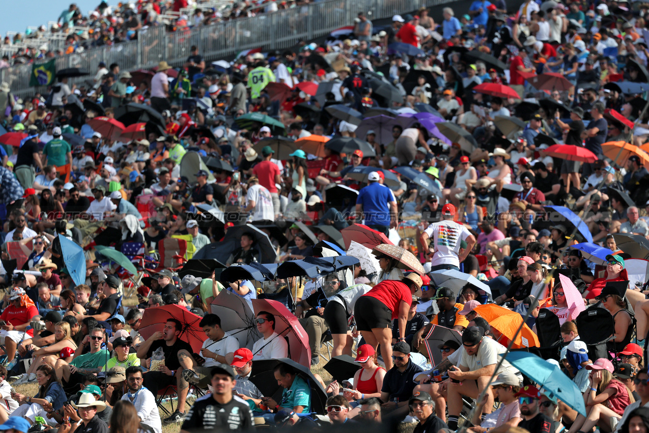 GP USA, Circuit Atmosfera - fans in the grandstand.

17.10.2025. Formula 1 World Championship, Rd 19, United States Grand Prix, Austin, Texas, USA, Sprint Qualifiche Day

- www.xpbimages.com, EMail: requests@xpbimages.com © Copyright: Moy / XPB Images