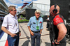 GP USA, (L to R): Jon Massengale (USA) COTA Circuit PA, with Jay Leno (USA) Television Host, e Stuart Morrison (GBR) Haas F1 Team Head of Communications.

17.10.2025. Formula 1 World Championship, Rd 19, United States Grand Prix, Austin, Texas, USA, Sprint Qualifiche Day

- www.xpbimages.com, EMail: requests@xpbimages.com © Copyright: Batchelor / XPB Images