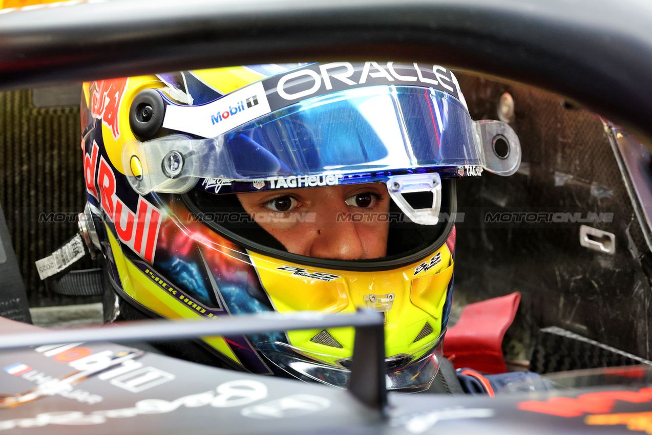 TEST ABU DHABI, Isack Hadjar (FRA) Red Bull Racing RB21.
09.12.2025. Formula 1 Testing, Yas Marina Circuit, Abu Dhabi, Tuesday.
- www.xpbimages.com, EMail: requests@xpbimages.com © Copyright: Charniaux / XPB Images