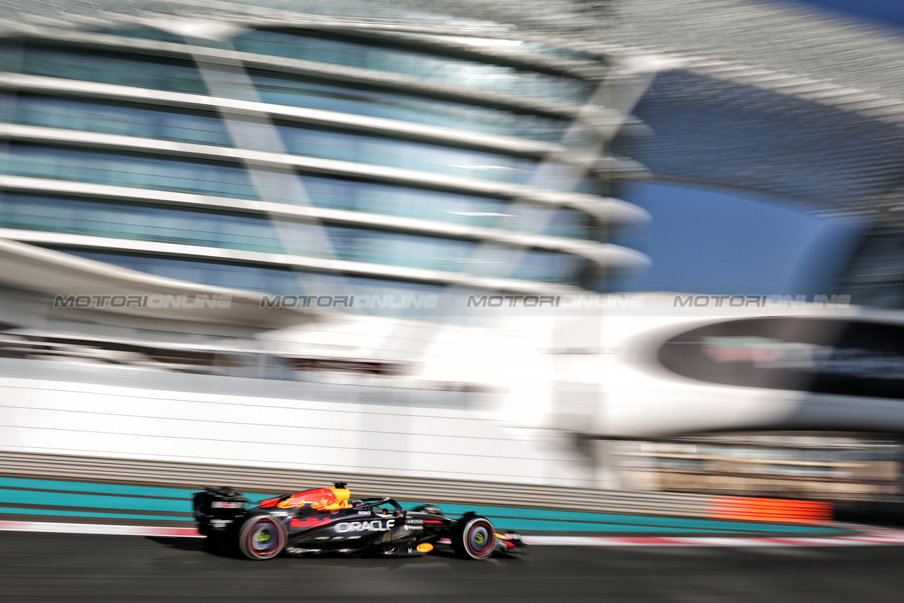 TEST ABU DHABI, Ayumu Iwasa (JPN) Red Bull Racing RB21 Test Driver.
09.12.2025. Formula 1 Testing, Yas Marina Circuit, Abu Dhabi, Tuesday.
- www.xpbimages.com, EMail: requests@xpbimages.com © Copyright: Moy / XPB Images
