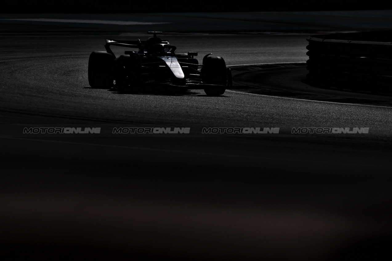 TEST ABU DHABI, Carlos Sainz (ESP) Atlassian Williams Racing FW47.
09.12.2025. Formula 1 Testing, Yas Marina Circuit, Abu Dhabi, Tuesday.
- www.xpbimages.com, EMail: requests@xpbimages.com © Copyright: Moy / XPB Images