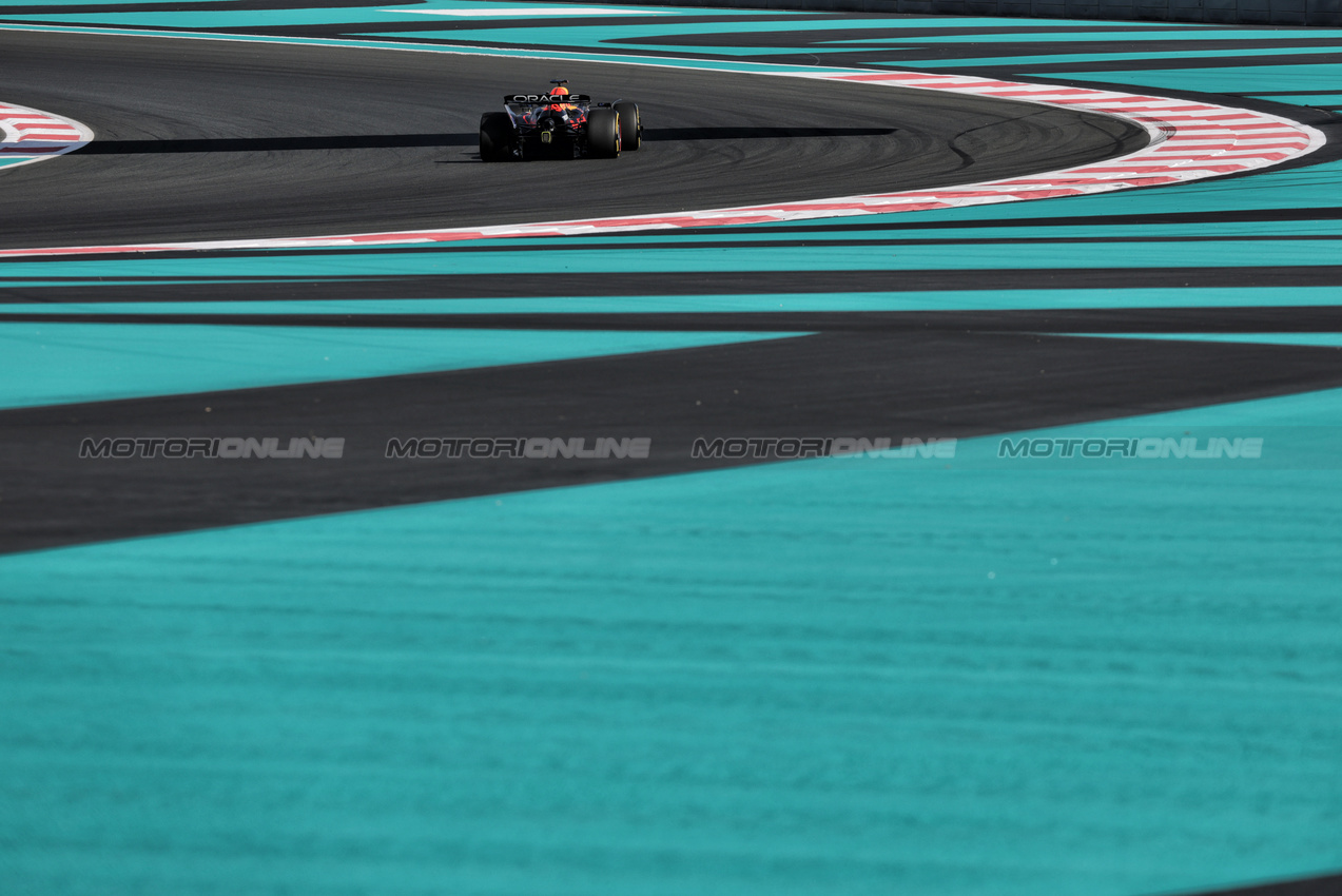 TEST ABU DHABI, Ayumu Iwasa (JPN) Red Bull Racing RB21 Test Driver.
09.12.2025. Formula 1 Testing, Yas Marina Circuit, Abu Dhabi, Tuesday.
- www.xpbimages.com, EMail: requests@xpbimages.com © Copyright: Moy / XPB Images