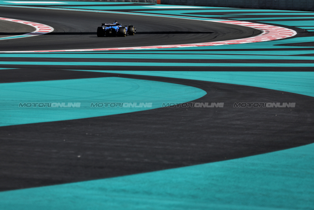 TEST ABU DHABI, Carlos Sainz (ESP) Atlassian Williams Racing FW47.
09.12.2025. Formula 1 Testing, Yas Marina Circuit, Abu Dhabi, Tuesday.
- www.xpbimages.com, EMail: requests@xpbimages.com © Copyright: Moy / XPB Images