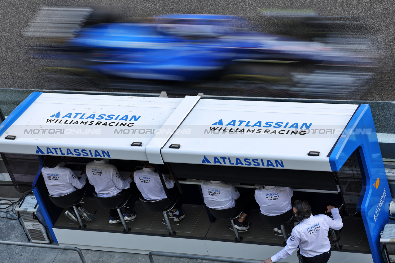 TEST ABU DHABI, Luke Browning (GBR) Atlassian Williams Racing FW47 Academy Driver passes the pit gantry.
09.12.2025. Formula 1 Testing, Yas Marina Circuit, Abu Dhabi, Tuesday.
- www.xpbimages.com, EMail: requests@xpbimages.com © Copyright: Bearne / XPB Images