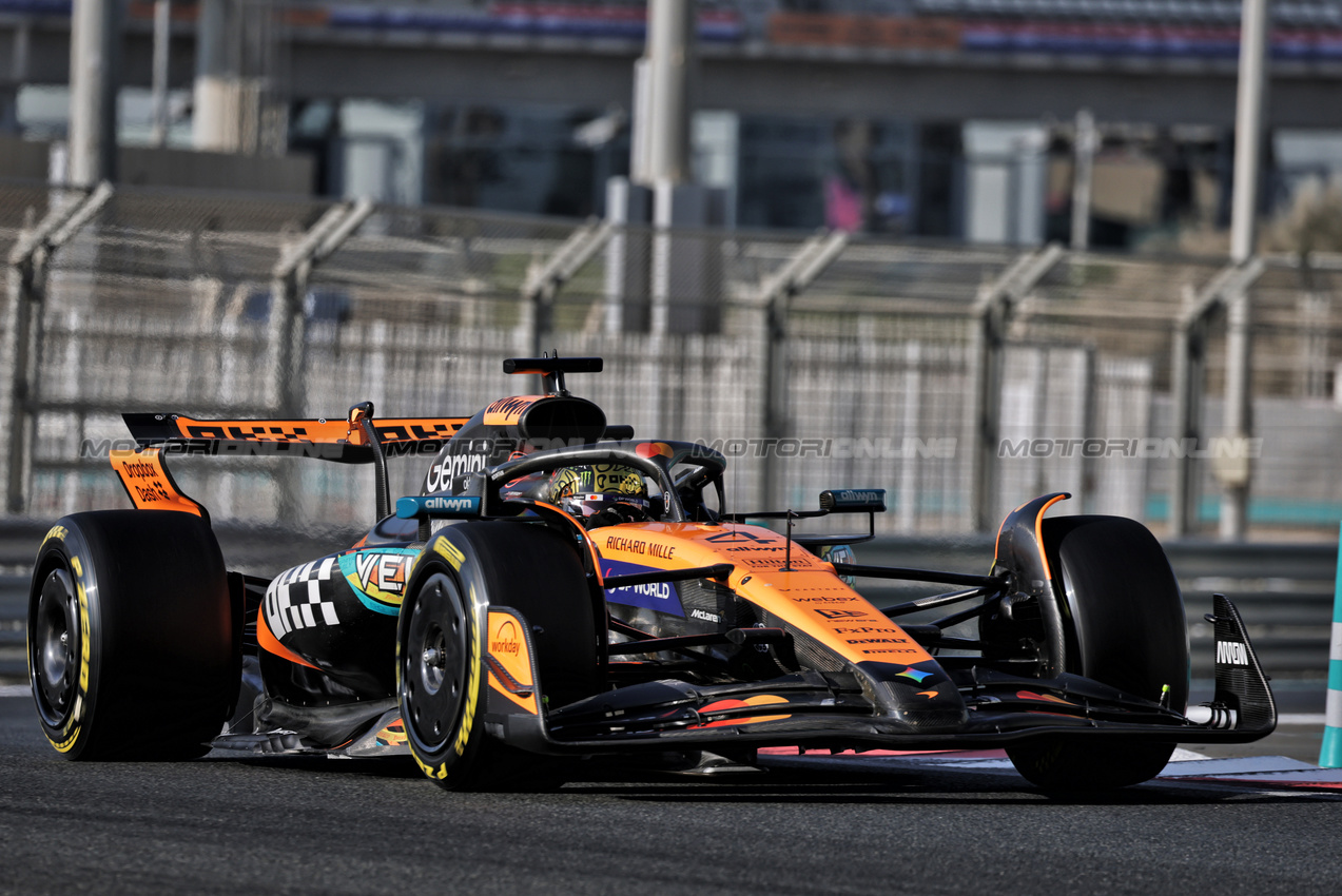 TEST ABU DHABI, Lando Norris (GBR) McLaren MCL39.
09.12.2025. Formula 1 Testing, Yas Marina Circuit, Abu Dhabi, Tuesday.
- www.xpbimages.com, EMail: requests@xpbimages.com © Copyright: Moy / XPB Images