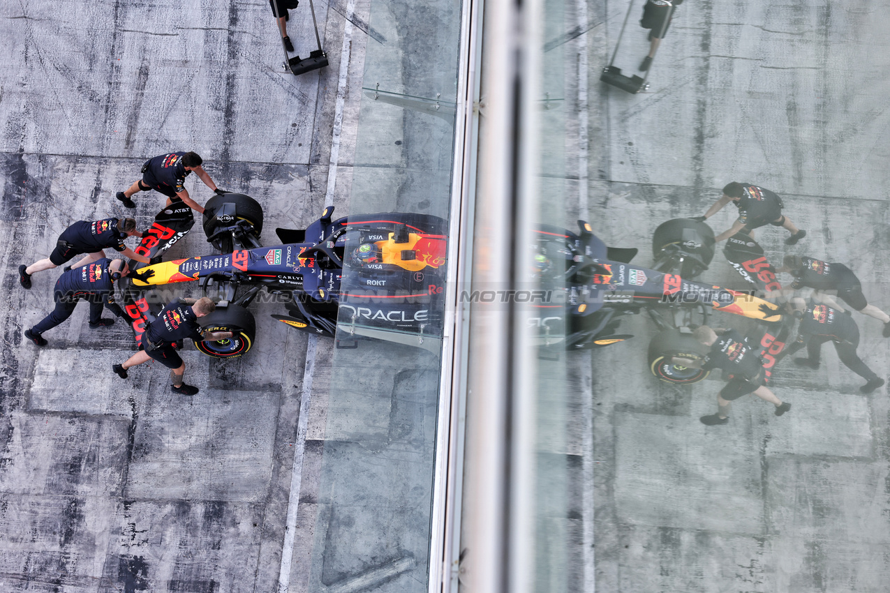 TEST ABU DHABI, Ayumu Iwasa (JPN) Red Bull Racing RB21 Test Driver.
09.12.2025. Formula 1 Testing, Yas Marina Circuit, Abu Dhabi, Tuesday.
- www.xpbimages.com, EMail: requests@xpbimages.com © Copyright: Bearne / XPB Images