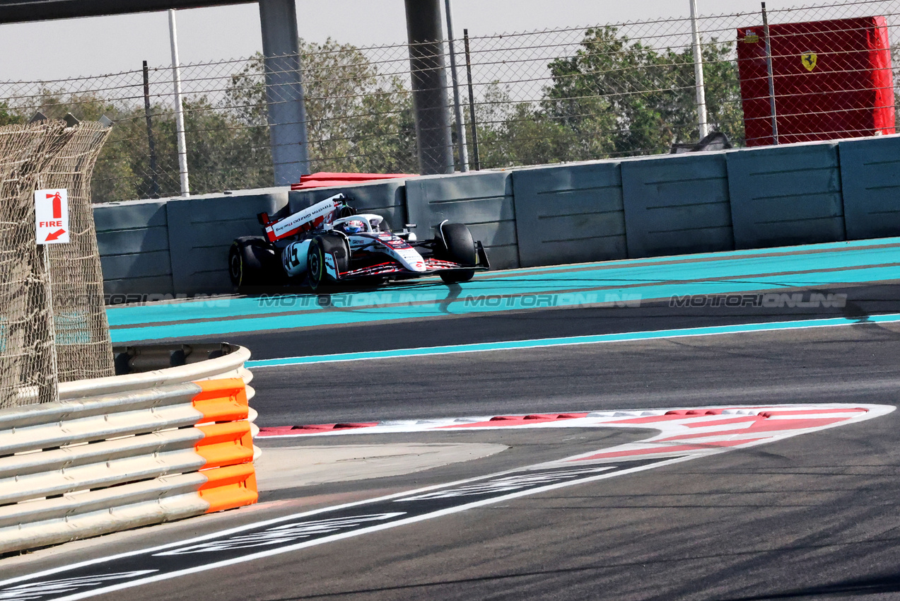 TEST ABU DHABI, Ryo Hirakawa (JPN) Haas VF-25 Reserve Driver crashed at the first corner.
09.12.2025. Formula 1 Testing, Yas Marina Circuit, Abu Dhabi, Tuesday.
- www.xpbimages.com, EMail: requests@xpbimages.com © Copyright: Charniaux / XPB Images