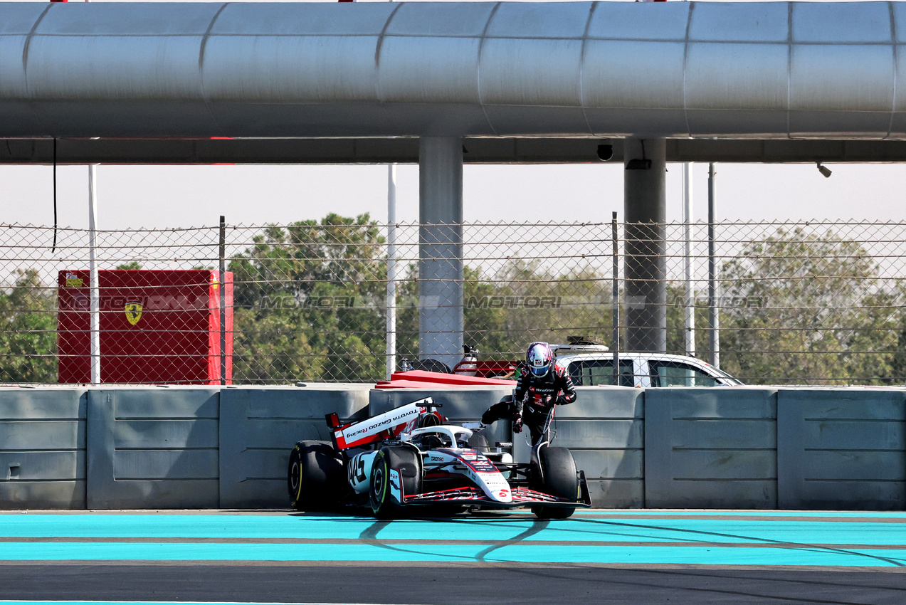 TEST ABU DHABI, Ryo Hirakawa (JPN) Haas VF-25 Reserve Driver crashed at the first corner.
09.12.2025. Formula 1 Testing, Yas Marina Circuit, Abu Dhabi, Tuesday.
- www.xpbimages.com, EMail: requests@xpbimages.com © Copyright: Charniaux / XPB Images