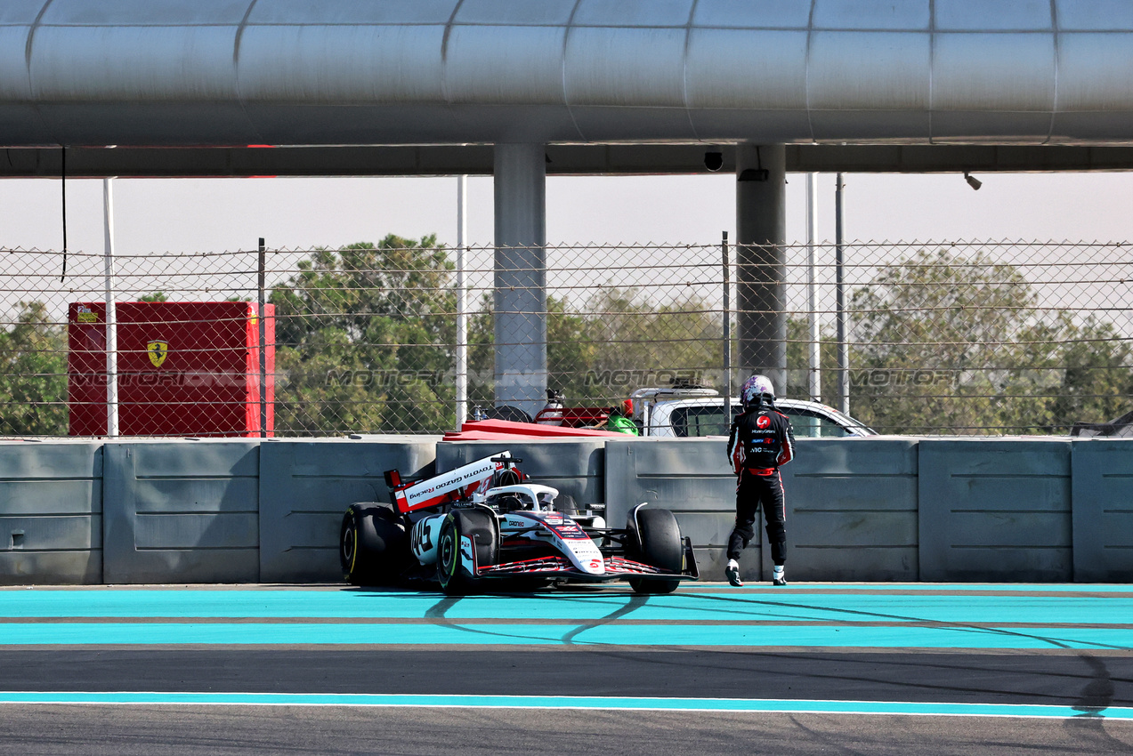 TEST ABU DHABI, Ryo Hirakawa (JPN) Haas VF-25 Reserve Driver crashed at the first corner.

09.12.2025. Formula 1 Testing, Yas Marina Circuit, Abu Dhabi, Tuesday.

- www.xpbimages.com, EMail: requests@xpbimages.com © Copyright: Charniaux / XPB Images