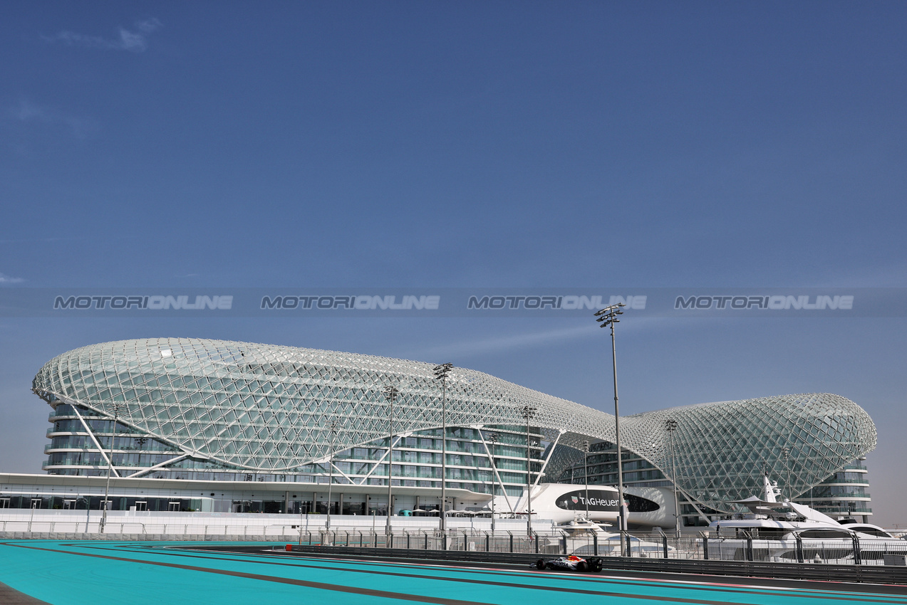 TEST ABU DHABI, Liam Lawson (NZL) Racing Bulls VCARB 02.
09.12.2025. Formula 1 Testing, Yas Marina Circuit, Abu Dhabi, Tuesday.
- www.xpbimages.com, EMail: requests@xpbimages.com © Copyright: Moy / XPB Images