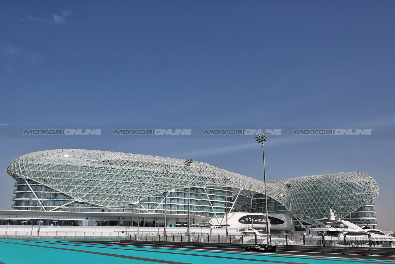 TEST ABU DHABI, Oliver Bearman (GBR) Haas VF-25.
09.12.2025. Formula 1 Testing, Yas Marina Circuit, Abu Dhabi, Tuesday.
- www.xpbimages.com, EMail: requests@xpbimages.com © Copyright: Moy / XPB Images