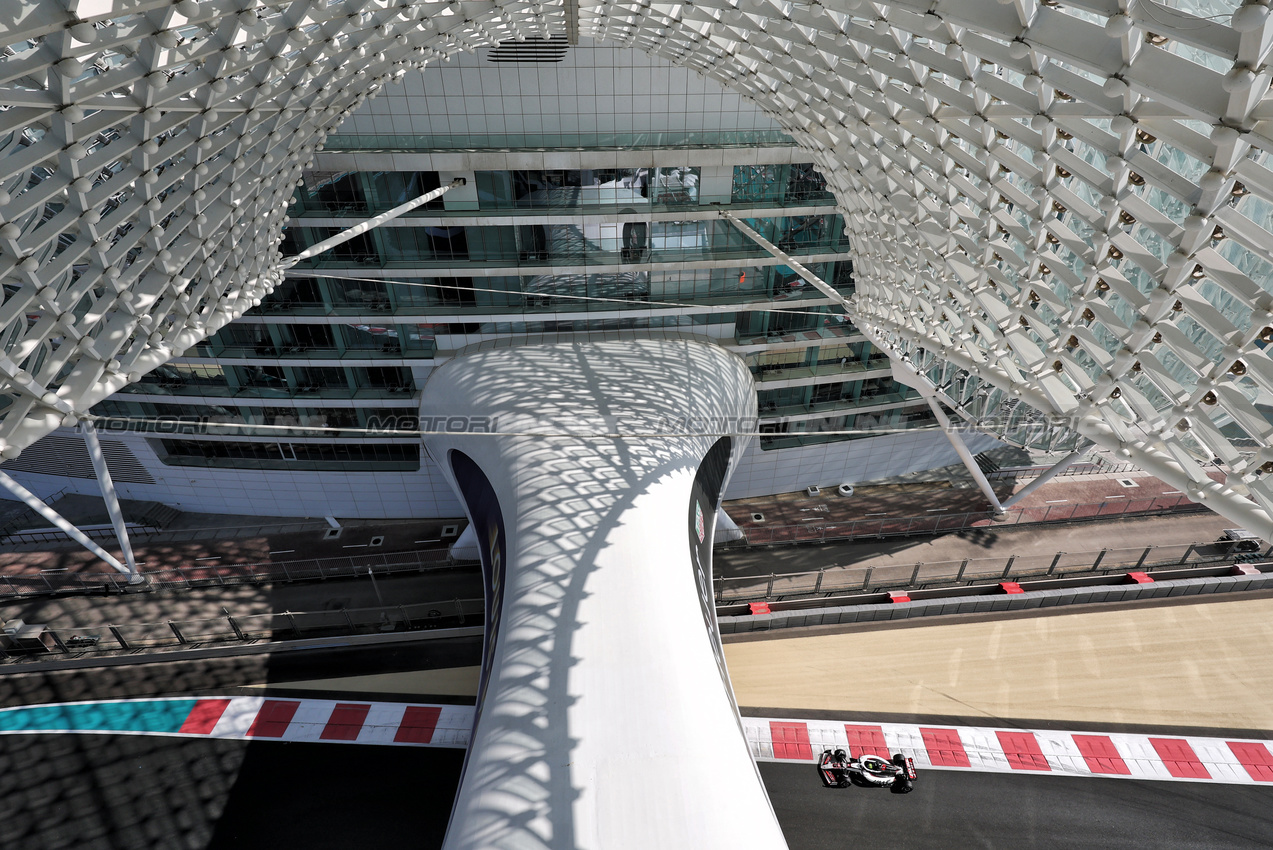 TEST ABU DHABI, Oliver Bearman (GBR) Haas VF-25.
09.12.2025. Formula 1 Testing, Yas Marina Circuit, Abu Dhabi, Tuesday.
- www.xpbimages.com, EMail: requests@xpbimages.com © Copyright: Moy / XPB Images
