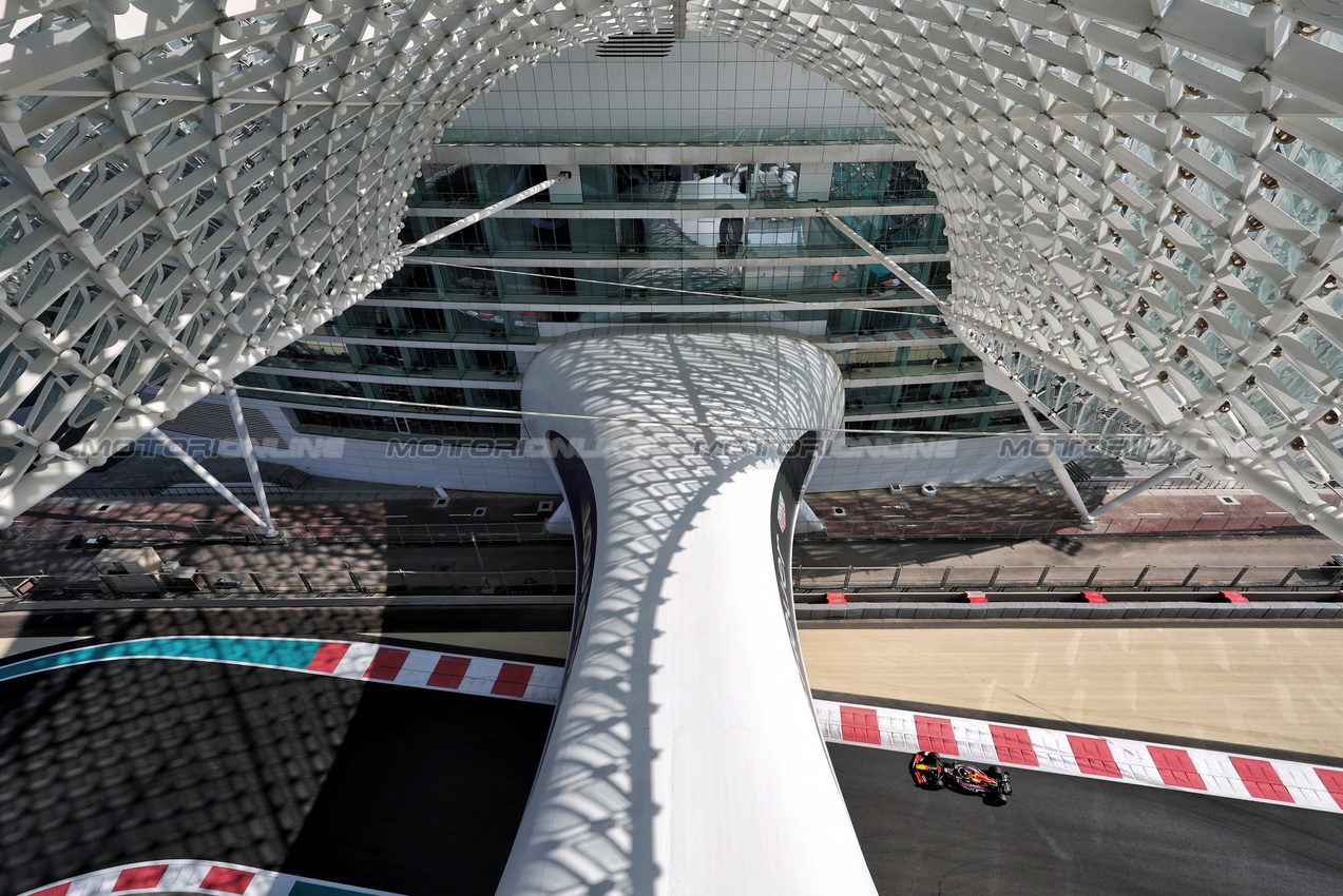 TEST ABU DHABI, Ayumu Iwasa (JPN) Red Bull Racing RB21 Test Driver.
09.12.2025. Formula 1 Testing, Yas Marina Circuit, Abu Dhabi, Tuesday.
- www.xpbimages.com, EMail: requests@xpbimages.com © Copyright: Moy / XPB Images