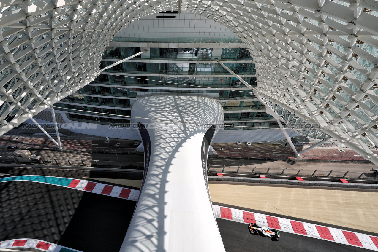 TEST ABU DHABI, Liam Lawson (NZL) Racing Bulls VCARB 02.
09.12.2025. Formula 1 Testing, Yas Marina Circuit, Abu Dhabi, Tuesday.
- www.xpbimages.com, EMail: requests@xpbimages.com © Copyright: Moy / XPB Images