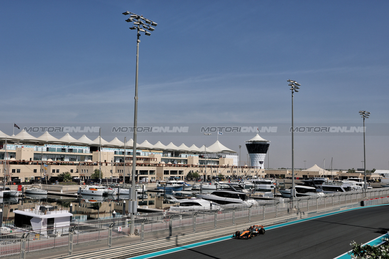 TEST ABU DHABI, Lando Norris (GBR) McLaren MCL39.
09.12.2025. Formula 1 Testing, Yas Marina Circuit, Abu Dhabi, Tuesday.
- www.xpbimages.com, EMail: requests@xpbimages.com © Copyright: Moy / XPB Images