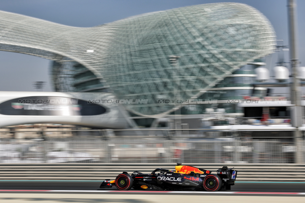 TEST ABU DHABI, Isack Hadjar (FRA) Red Bull Racing RB21.
09.12.2025. Formula 1 Testing, Yas Marina Circuit, Abu Dhabi, Tuesday.
- www.xpbimages.com, EMail: requests@xpbimages.com © Copyright: Moy / XPB Images