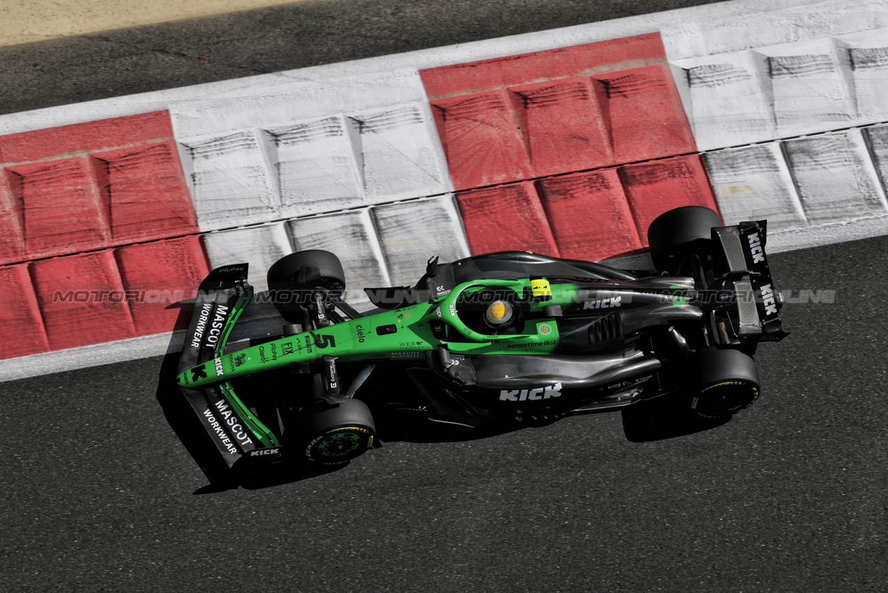 TEST ABU DHABI, Gabriel Bortoleto (BRA) Sauber C45.
09.12.2025. Formula 1 Testing, Yas Marina Circuit, Abu Dhabi, Tuesday.
- www.xpbimages.com, EMail: requests@xpbimages.com © Copyright: Moy / XPB Images