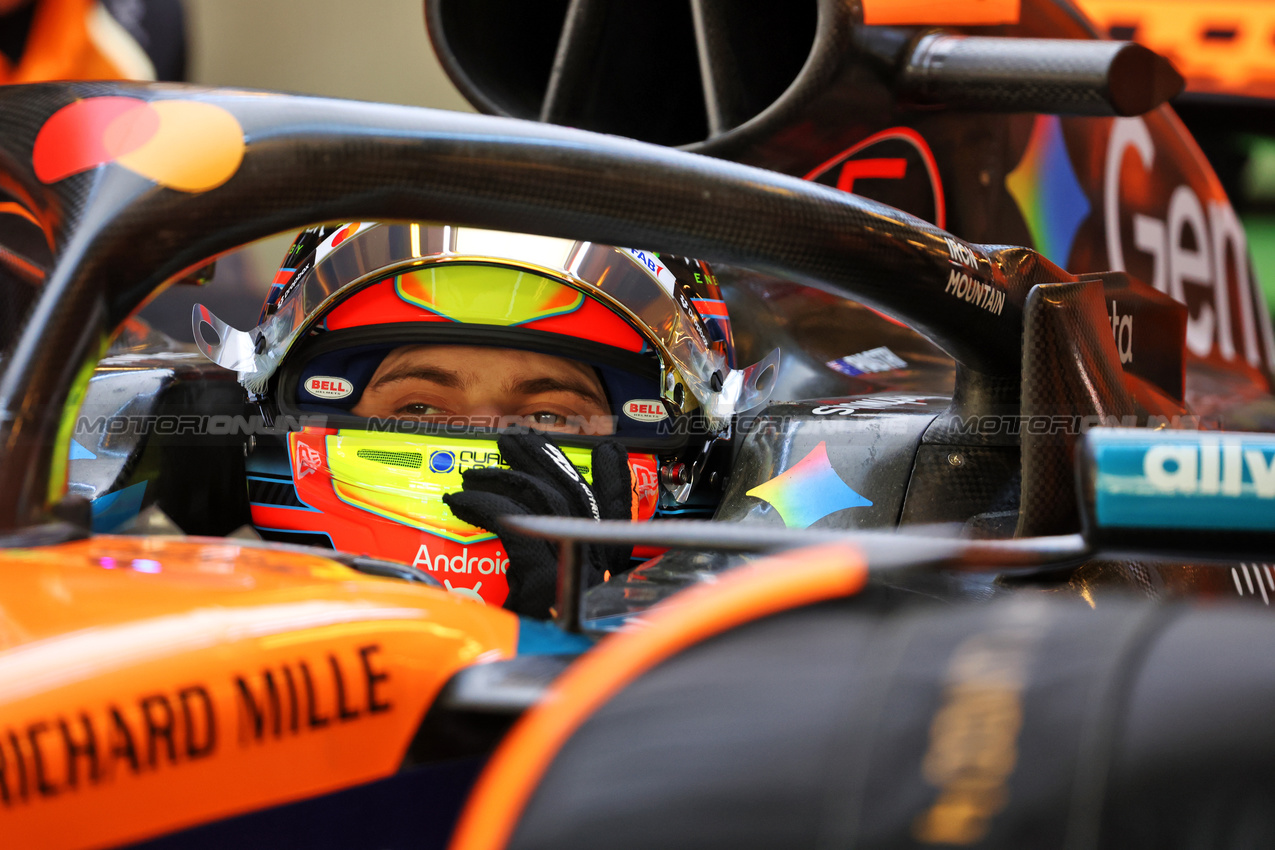 TEST ABU DHABI, Oscar Piastri (AUS) McLaren MCL39.
09.12.2025. Formula 1 Testing, Yas Marina Circuit, Abu Dhabi, Tuesday.
- www.xpbimages.com, EMail: requests@xpbimages.com © Copyright: Bearne / XPB Images