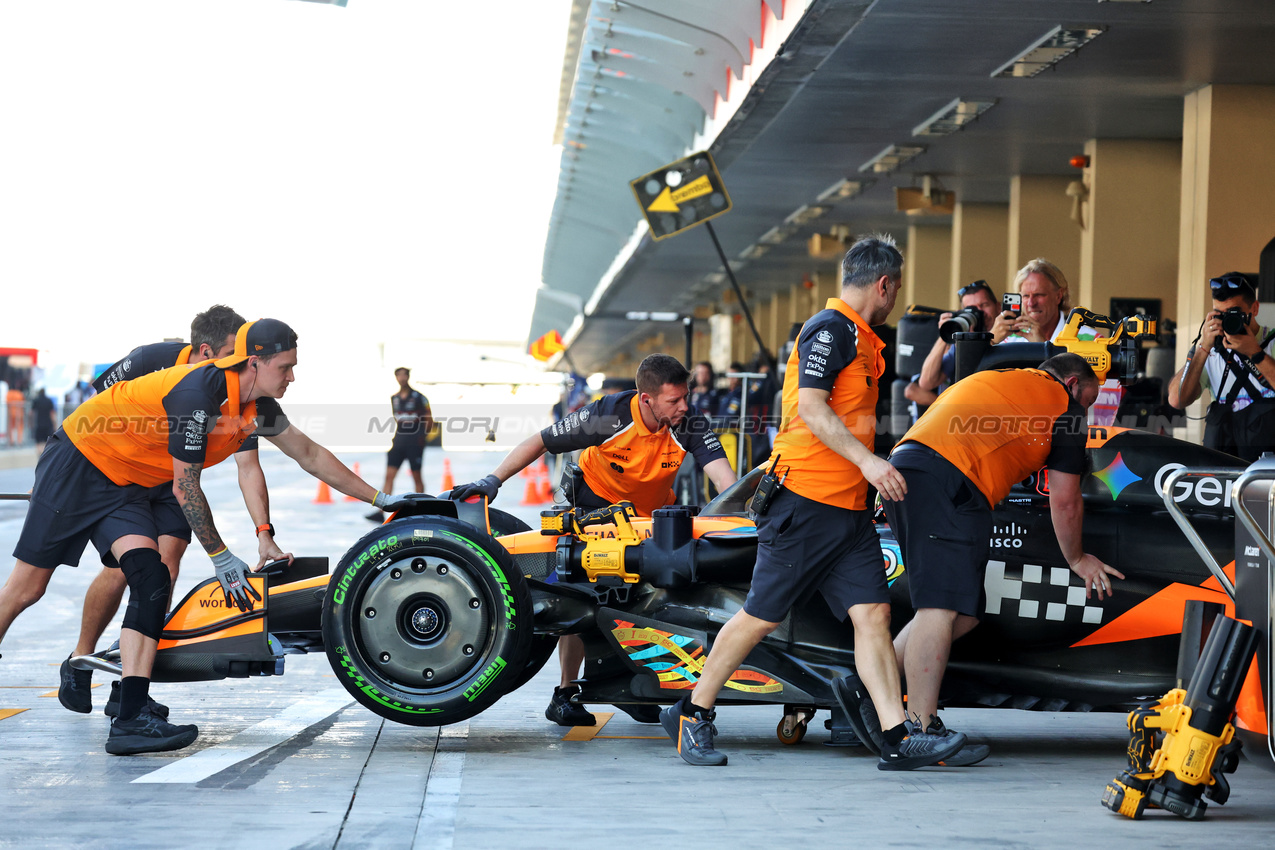 TEST ABU DHABI, Oscar Piastri (AUS) McLaren MCL39.

09.12.2025. Formula 1 Testing, Yas Marina Circuit, Abu Dhabi, Tuesday.

- www.xpbimages.com, EMail: requests@xpbimages.com © Copyright: Bearne / XPB Images
