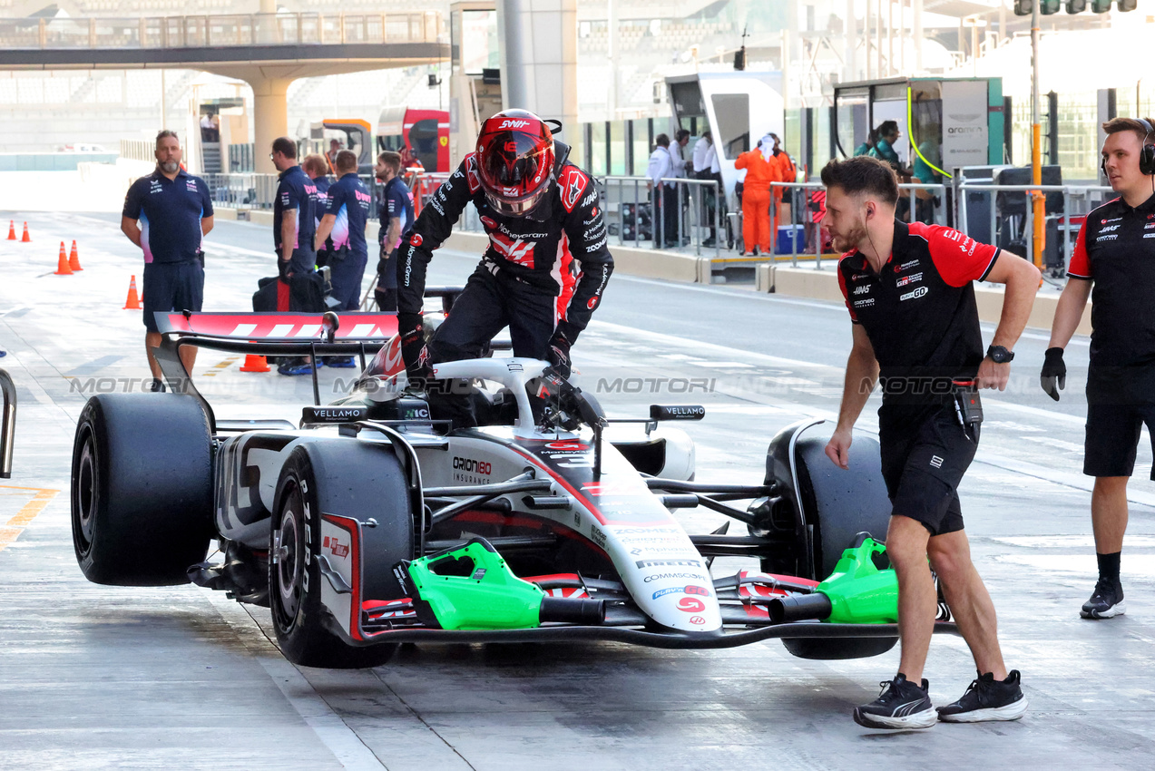 TEST ABU DHABI, Esteban Ocon (FRA) jumps clear from his Haas VF-25 in the pits.
09.12.2025. Formula 1 Testing, Yas Marina Circuit, Abu Dhabi, Tuesday.
- www.xpbimages.com, EMail: requests@xpbimages.com © Copyright: Charniaux / XPB Images