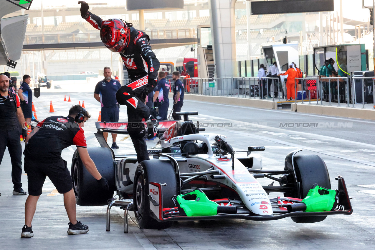 TEST ABU DHABI, Esteban Ocon (FRA) jumps clear from his Haas VF-25 in the pits.
09.12.2025. Formula 1 Testing, Yas Marina Circuit, Abu Dhabi, Tuesday.
- www.xpbimages.com, EMail: requests@xpbimages.com © Copyright: Charniaux / XPB Images