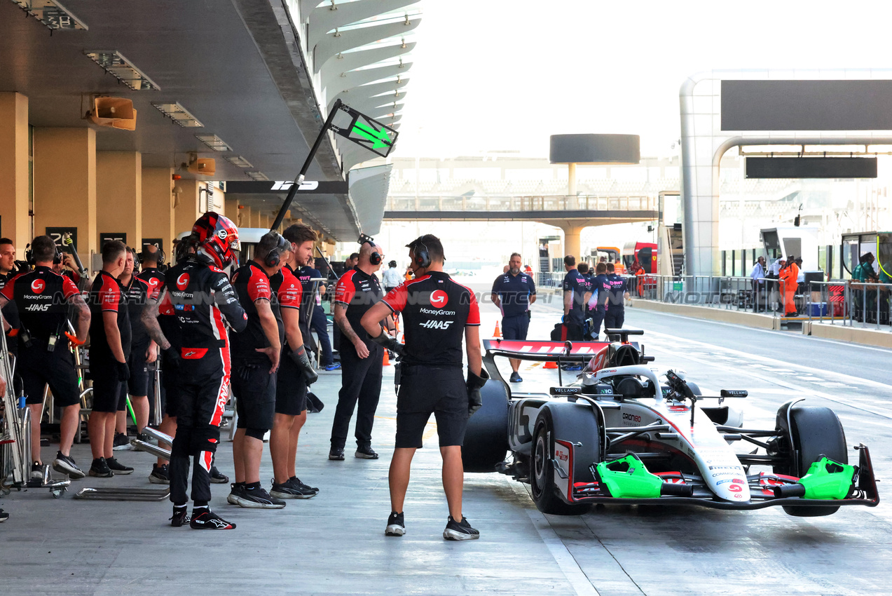 TEST ABU DHABI, Esteban Ocon (FRA) jumps clear from his Haas VF-25 in the pits. 

09.12.2025. Formula 1 Testing, Yas Marina Circuit, Abu Dhabi, Tuesday.

- www.xpbimages.com, EMail: requests@xpbimages.com © Copyright: Charniaux / XPB Images