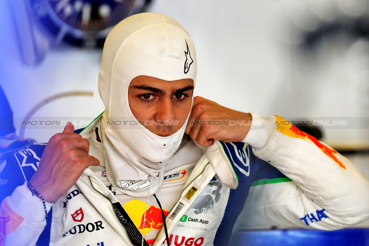 TEST ABU DHABI, Arvid Lindblad (GBR) Racing Bulls.
09.12.2025. Formula 1 Testing, Yas Marina Circuit, Abu Dhabi, Tuesday.
- www.xpbimages.com, EMail: requests@xpbimages.com © Copyright: Charniaux / XPB Images
