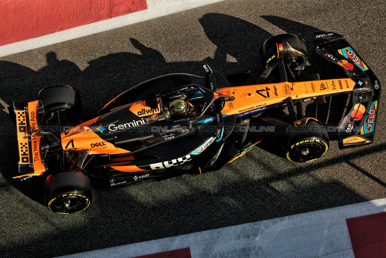 TEST ABU DHABI, Lando Norris (GBR) McLaren MCL39.
09.12.2025. Formula 1 Testing, Yas Marina Circuit, Abu Dhabi, Tuesday.
- www.xpbimages.com, EMail: requests@xpbimages.com © Copyright: Bearne / XPB Images