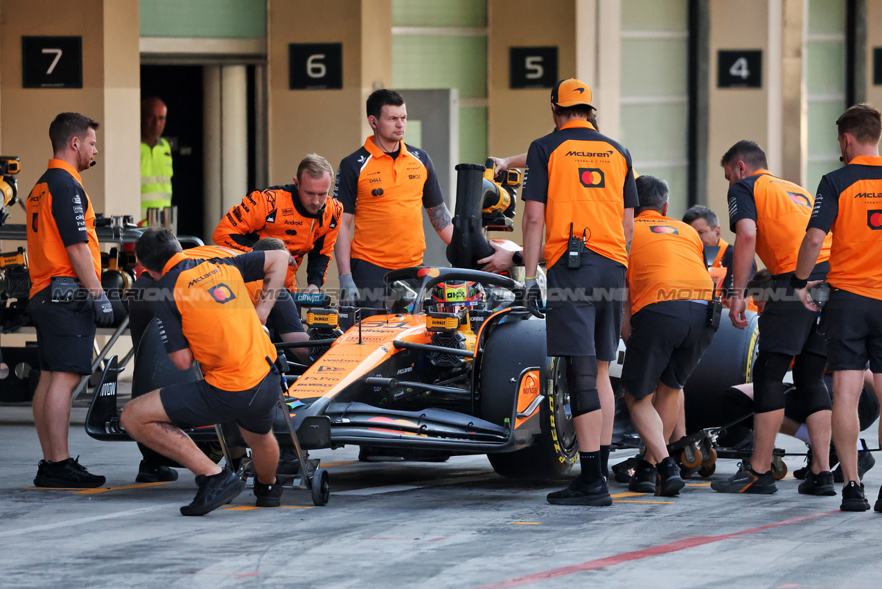 TEST ABU DHABI, Oscar Piastri (AUS) McLaren MCL39.
09.12.2025. Formula 1 Testing, Yas Marina Circuit, Abu Dhabi, Tuesday.
- www.xpbimages.com, EMail: requests@xpbimages.com © Copyright: Charniaux / XPB Images