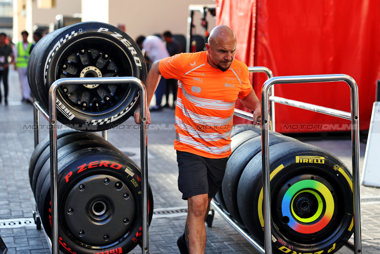 TEST ABU DHABI, McLaren mechanic with Pirelli tyres.

09.12.2025. Formula 1 Testing, Yas Marina Circuit, Abu Dhabi, Tuesday.

- www.xpbimages.com, EMail: requests@xpbimages.com © Copyright: Bearne / XPB Images