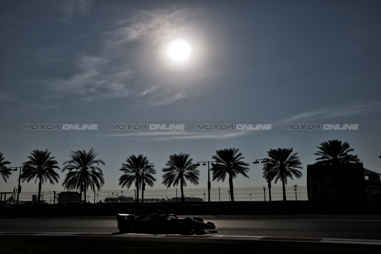 TEST ABU DHABI, Lewis Hamilton (GBR) Ferrari SF-25.
09.12.2025. Formula 1 Testing, Yas Marina Circuit, Abu Dhabi, Tuesday.
- www.xpbimages.com, EMail: requests@xpbimages.com © Copyright: Moy / XPB Images