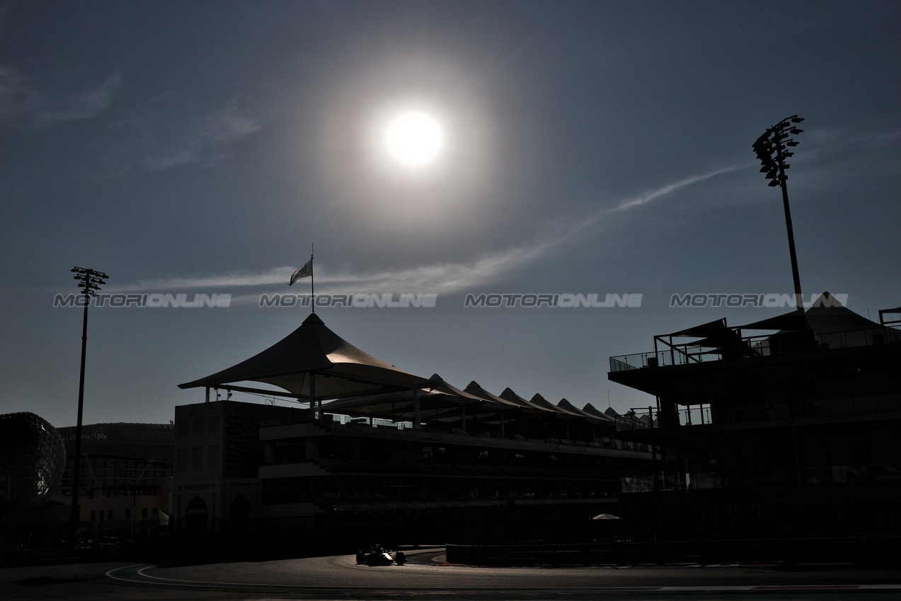 TEST ABU DHABI, A Red Bull Racing RB21.
09.12.2025. Formula 1 Testing, Yas Marina Circuit, Abu Dhabi, Tuesday.
- www.xpbimages.com, EMail: requests@xpbimages.com © Copyright: Moy / XPB Images