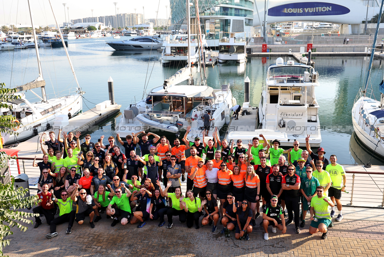 TEST ABU DHABI, F1 Catering group photograph.
09.12.2025. Formula 1 Testing, Yas Marina Circuit, Abu Dhabi, Tuesday.
- www.xpbimages.com, EMail: requests@xpbimages.com © Copyright: Bearne / XPB Images