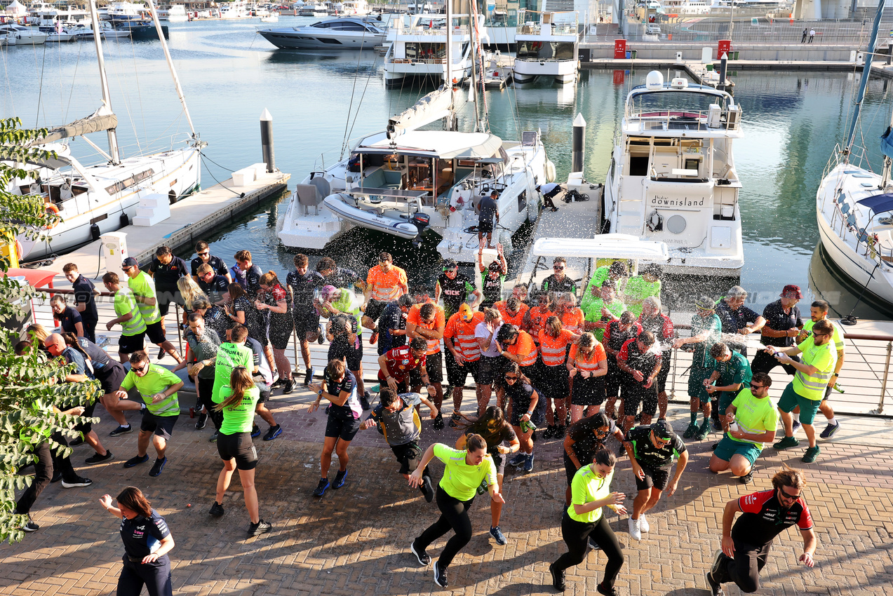 TEST ABU DHABI, F1 Catering group photograph.
09.12.2025. Formula 1 Testing, Yas Marina Circuit, Abu Dhabi, Tuesday.
- www.xpbimages.com, EMail: requests@xpbimages.com © Copyright: Bearne / XPB Images