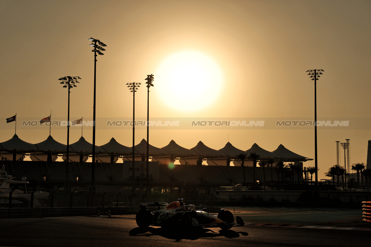 TEST ABU DHABI, Liam Lawson (NZL) Racing Bulls VCARB 02.
09.12.2025. Formula 1 Testing, Yas Marina Circuit, Abu Dhabi, Tuesday.
- www.xpbimages.com, EMail: requests@xpbimages.com © Copyright: Moy / XPB Images