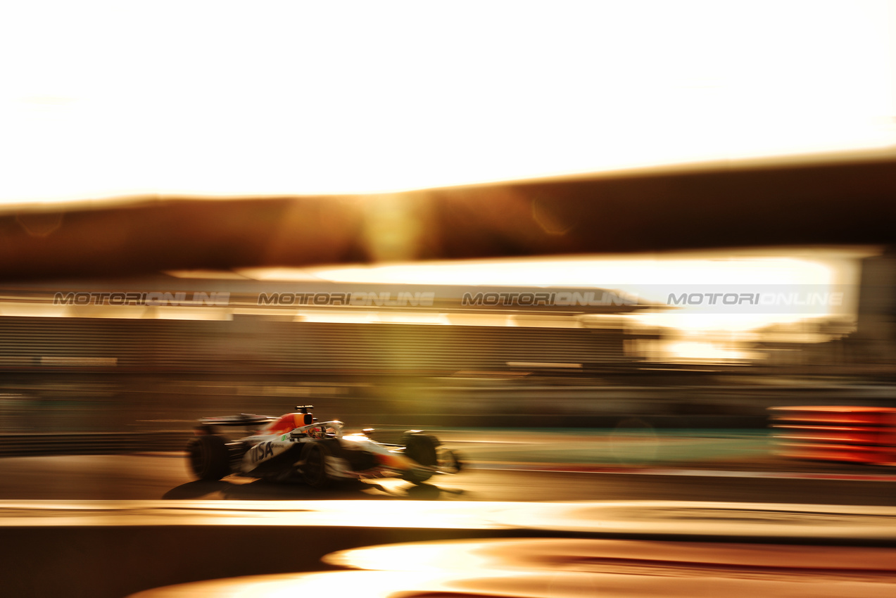 TEST ABU DHABI, Liam Lawson (NZL) Racing Bulls VCARB 02.
09.12.2025. Formula 1 Testing, Yas Marina Circuit, Abu Dhabi, Tuesday.
- www.xpbimages.com, EMail: requests@xpbimages.com © Copyright: Moy / XPB Images