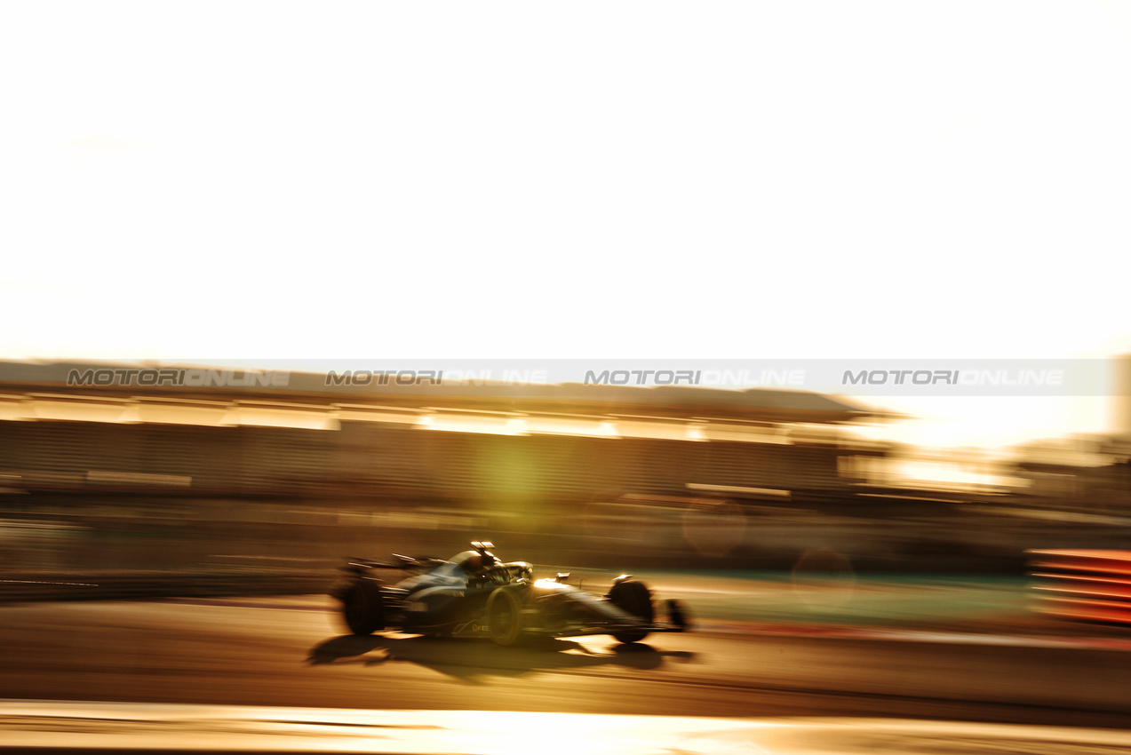 TEST ABU DHABI, Alexander Albon (THA) Atlassian Williams Racing FW47.
09.12.2025. Formula 1 Testing, Yas Marina Circuit, Abu Dhabi, Tuesday.
- www.xpbimages.com, EMail: requests@xpbimages.com © Copyright: Moy / XPB Images