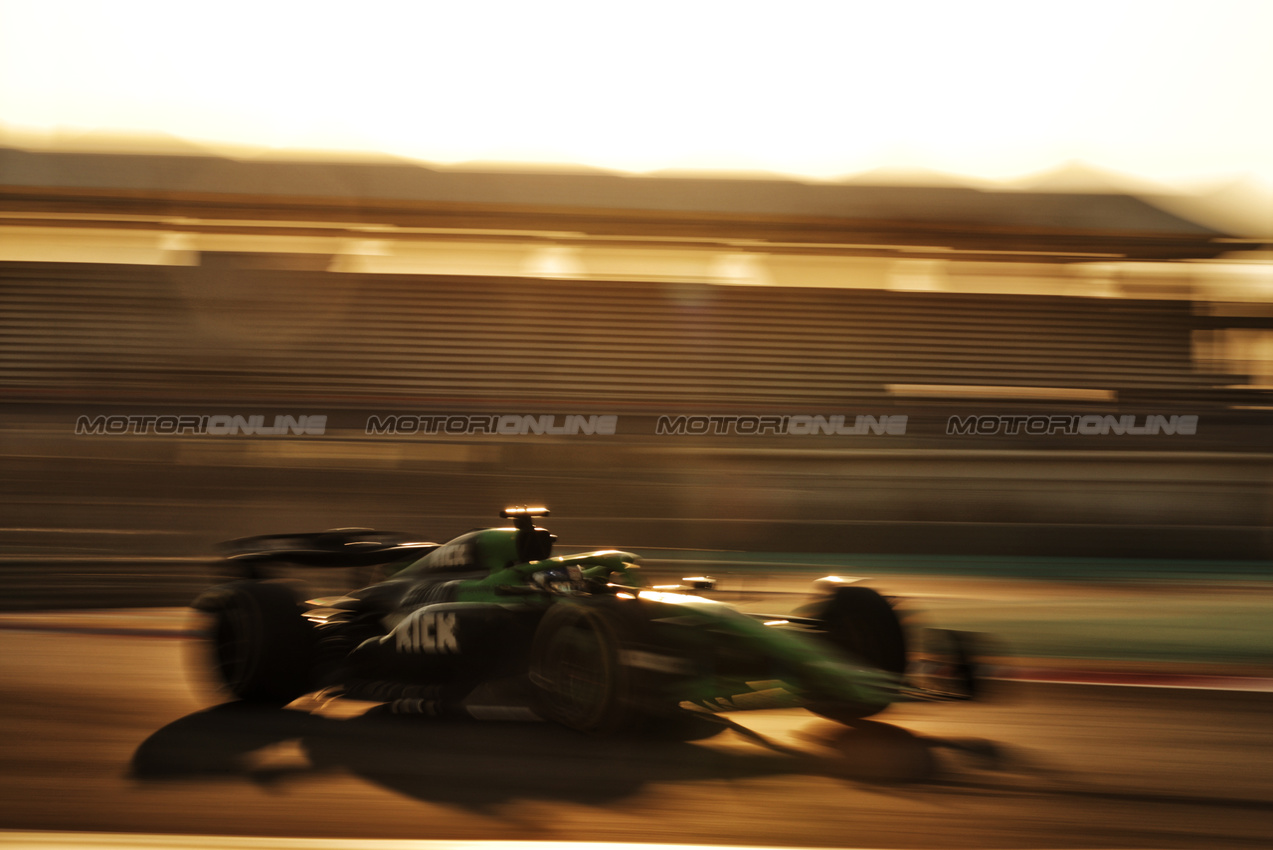 TEST ABU DHABI, Paul Aron (EST) Sauber C45.
09.12.2025. Formula 1 Testing, Yas Marina Circuit, Abu Dhabi, Tuesday.
- www.xpbimages.com, EMail: requests@xpbimages.com © Copyright: Moy / XPB Images