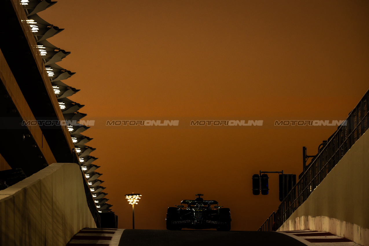 TEST ABU DHABI, Stoffel Vandoorne (BEL) Aston Martin F1 Team AMR25 Test e Reserve Driver.

09.12.2025. Formula 1 Testing, Yas Marina Circuit, Abu Dhabi, Tuesday.

- www.xpbimages.com, EMail: requests@xpbimages.com © Copyright: Bearne / XPB Images