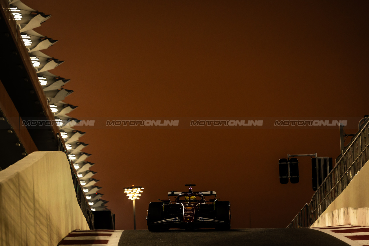 TEST ABU DHABI, Lewis Hamilton (GBR) Ferrari SF-25.
09.12.2025. Formula 1 Testing, Yas Marina Circuit, Abu Dhabi, Tuesday.
- www.xpbimages.com, EMail: requests@xpbimages.com © Copyright: Bearne / XPB Images