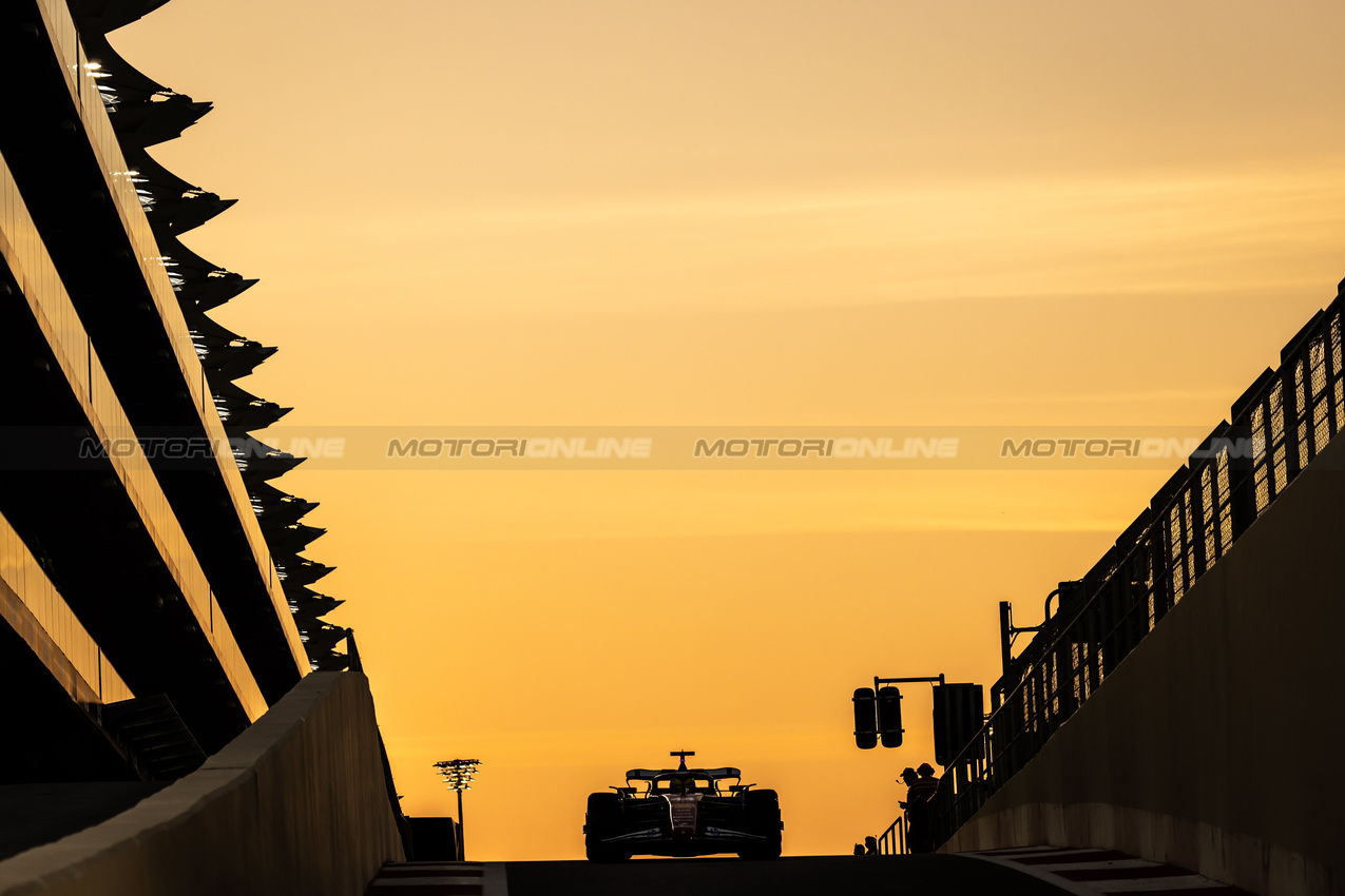 TEST ABU DHABI, Lewis Hamilton (GBR) Ferrari SF-25.

09.12.2025. Formula 1 Testing, Yas Marina Circuit, Abu Dhabi, Tuesday.

- www.xpbimages.com, EMail: requests@xpbimages.com © Copyright: Bearne / XPB Images