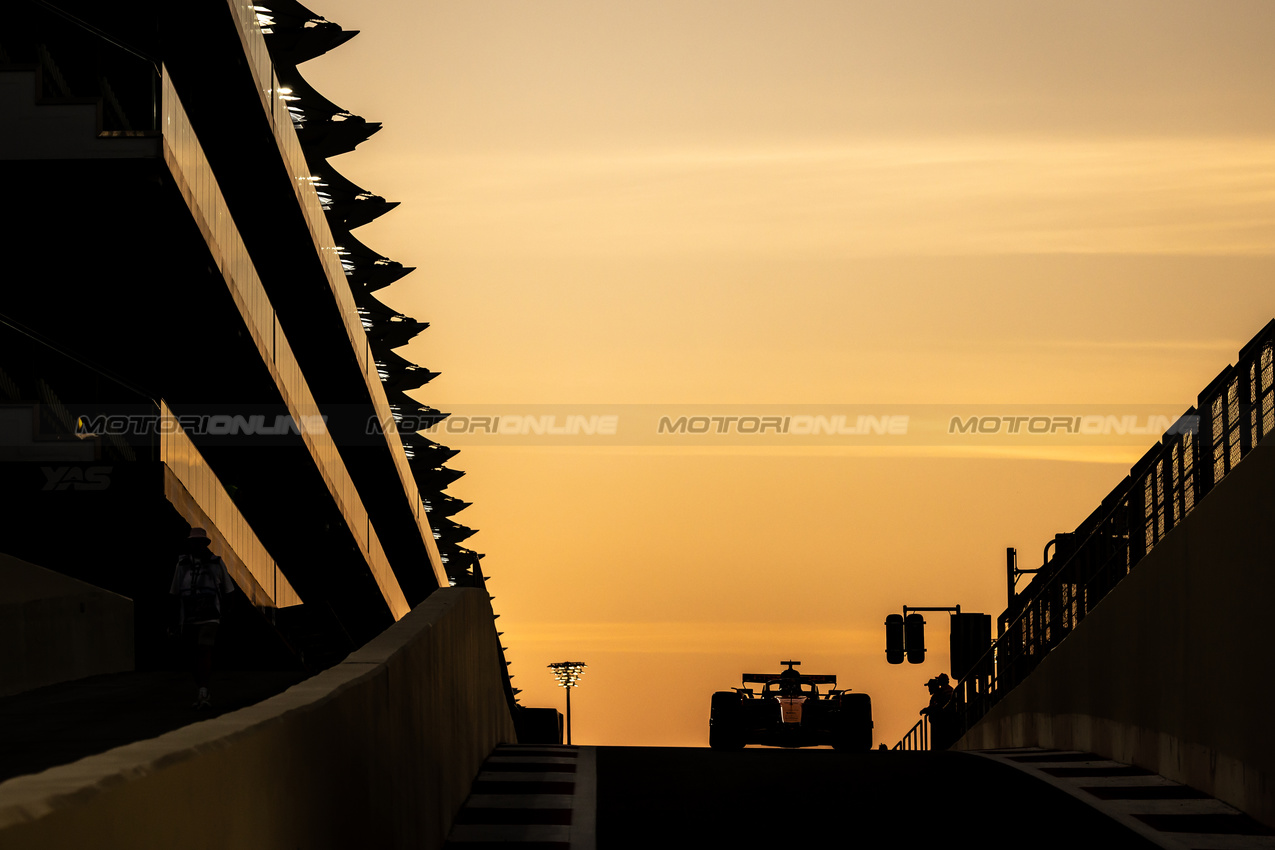 TEST ABU DHABI, Oscar Piastri (AUS) McLaren MCL39.
09.12.2025. Formula 1 Testing, Yas Marina Circuit, Abu Dhabi, Tuesday.
- www.xpbimages.com, EMail: requests@xpbimages.com © Copyright: Bearne / XPB Images