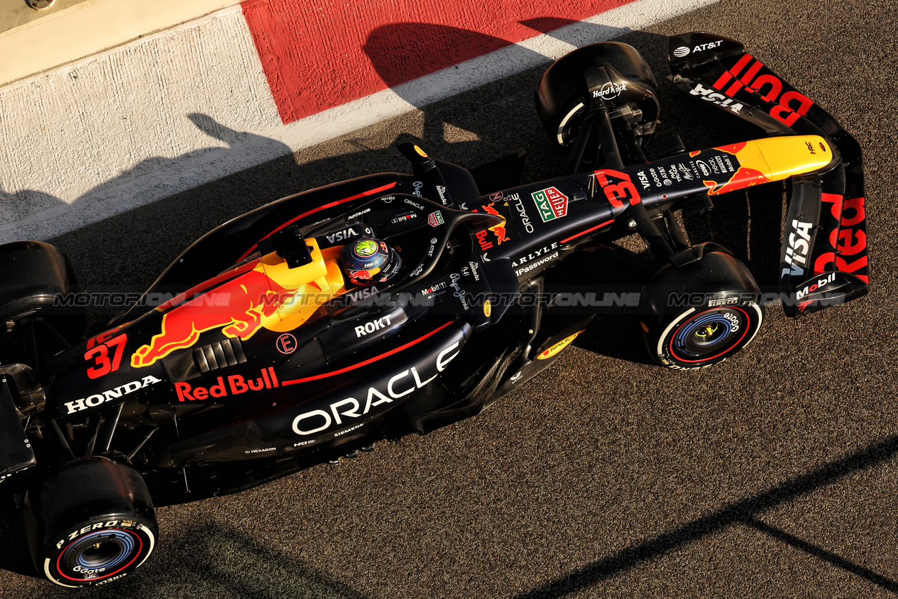 TEST ABU DHABI, Ayumu Iwasa (JPN) Red Bull Racing RB21 Test Driver.

09.12.2025. Formula 1 Testing, Yas Marina Circuit, Abu Dhabi, Tuesday.

- www.xpbimages.com, EMail: requests@xpbimages.com © Copyright: Bearne / XPB Images