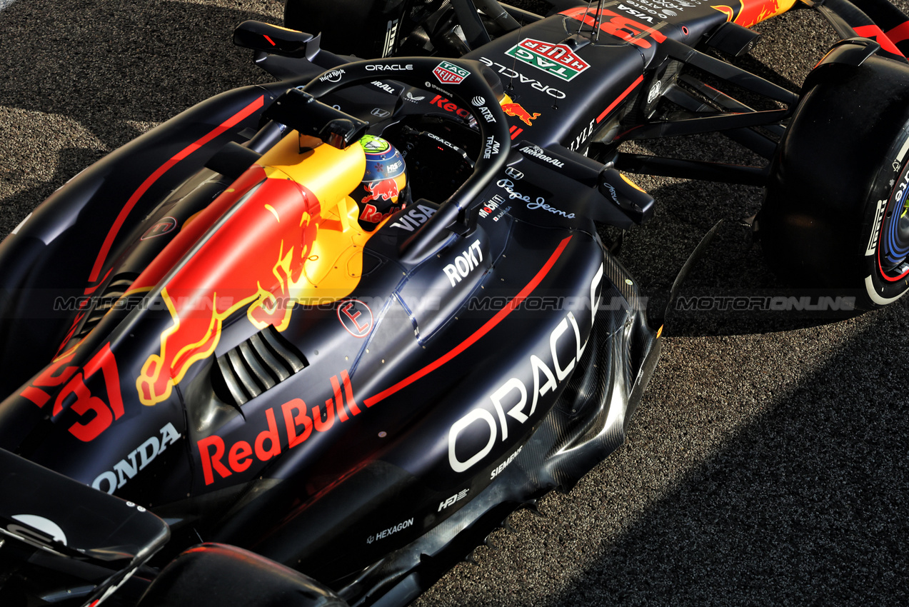 TEST ABU DHABI, Ayumu Iwasa (JPN) Red Bull Racing RB21 Test Driver.
09.12.2025. Formula 1 Testing, Yas Marina Circuit, Abu Dhabi, Tuesday.
- www.xpbimages.com, EMail: requests@xpbimages.com © Copyright: Bearne / XPB Images