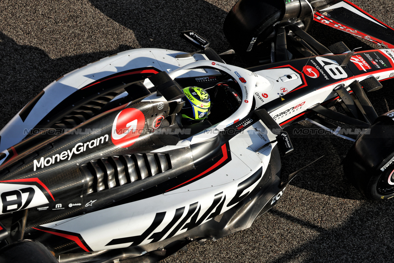 TEST ABU DHABI, Oliver Bearman (GBR) Haas VF-25.

09.12.2025. Formula 1 Testing, Yas Marina Circuit, Abu Dhabi, Tuesday.

- www.xpbimages.com, EMail: requests@xpbimages.com © Copyright: Bearne / XPB Images