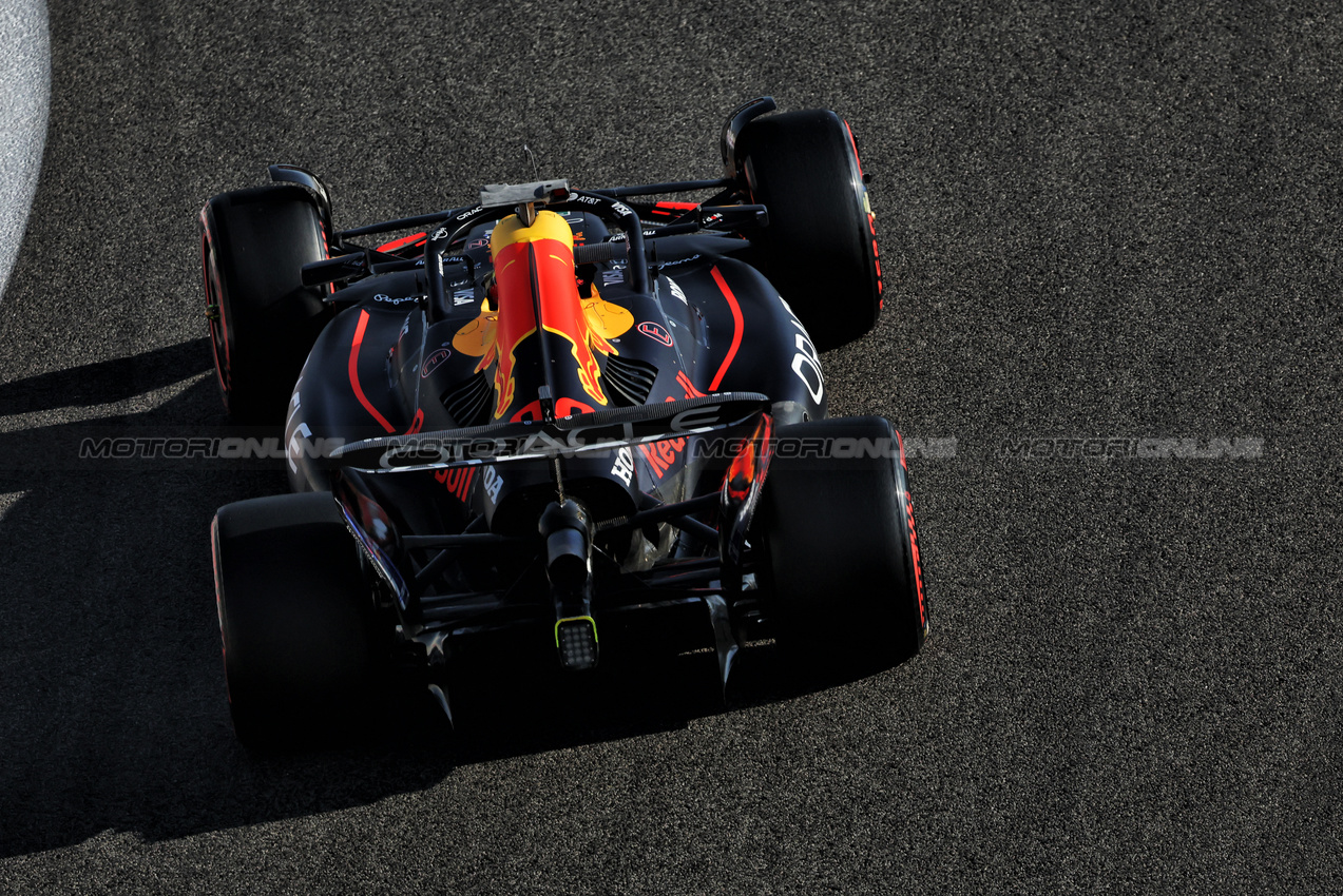 TEST ABU DHABI, Isack Hadjar (FRA) Red Bull Racing RB21.
09.12.2025. Formula 1 Testing, Yas Marina Circuit, Abu Dhabi, Tuesday.
- www.xpbimages.com, EMail: requests@xpbimages.com © Copyright: Bearne / XPB Images