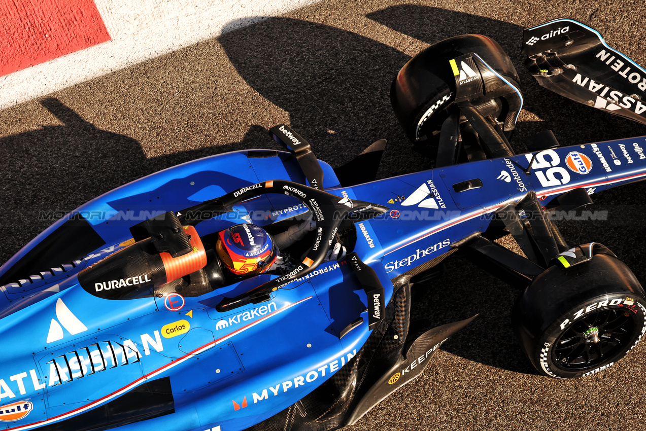 TEST ABU DHABI, Carlos Sainz (ESP) Atlassian Williams Racing FW47.
09.12.2025. Formula 1 Testing, Yas Marina Circuit, Abu Dhabi, Tuesday.
- www.xpbimages.com, EMail: requests@xpbimages.com © Copyright: Bearne / XPB Images