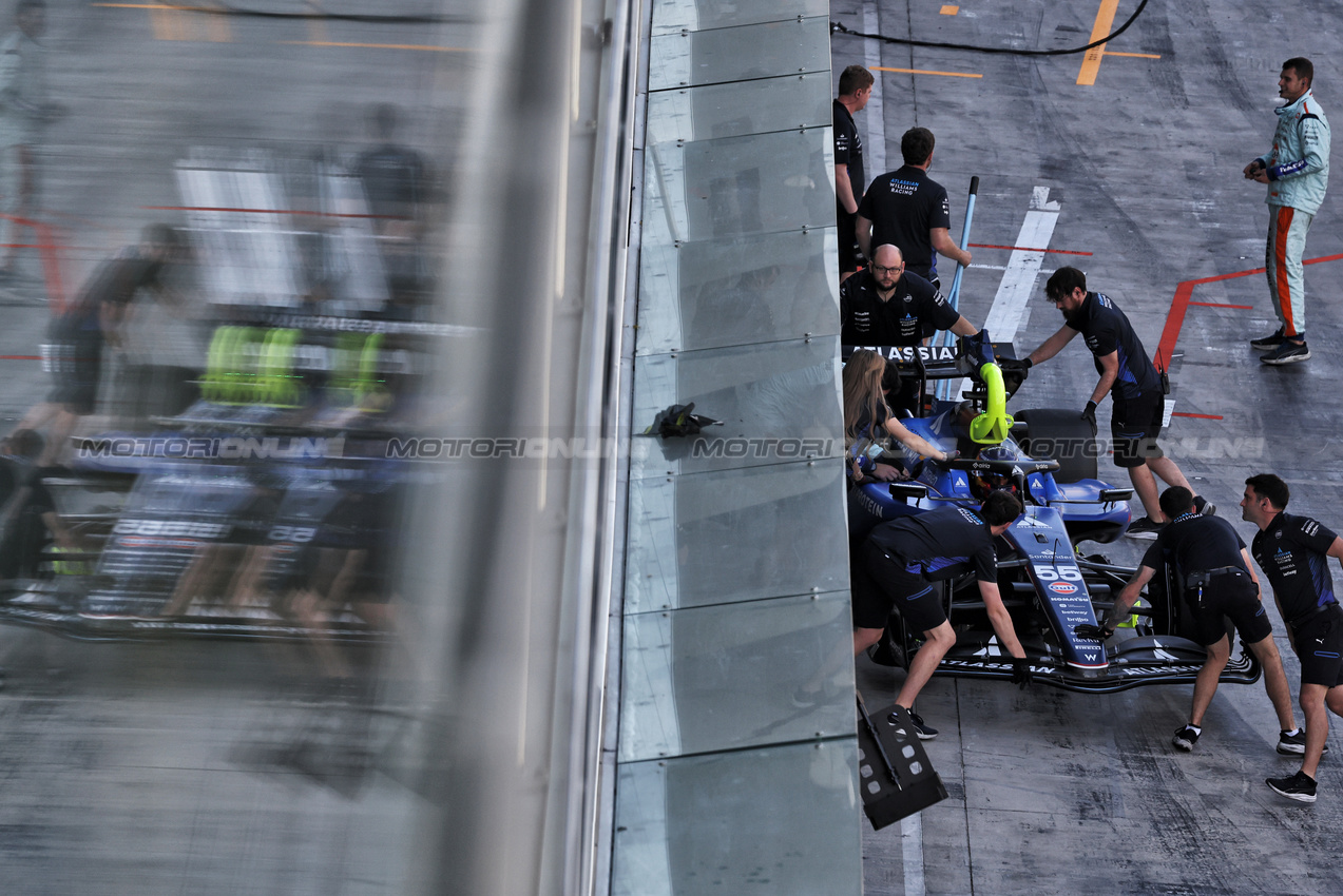 TEST ABU DHABI, Carlos Sainz (ESP) Atlassian Williams Racing FW47.
09.12.2025. Formula 1 Testing, Yas Marina Circuit, Abu Dhabi, Tuesday.
- www.xpbimages.com, EMail: requests@xpbimages.com © Copyright: Bearne / XPB Images