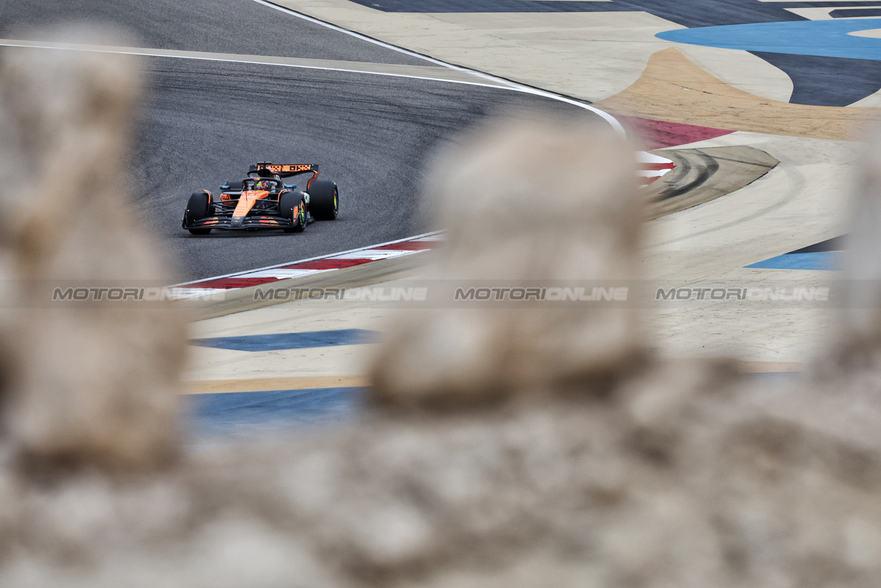 TEST BAHRAIN, Oscar Piastri (AUS) McLaren MCL39.

27.02.2025. Formula 1 Testing, Sakhir, Bahrain, Day Two.

- www.xpbimages.com, EMail: requests@xpbimages.com © Copyright: Bearne / XPB Images