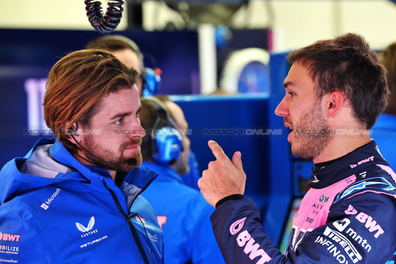 TEST BAHRAIN, Pierre Gasly (FRA) Alpine F1 Team (Right).

27.02.2025. Formula 1 Testing, Sakhir, Bahrain, Day Two.

- www.xpbimages.com, EMail: requests@xpbimages.com © Copyright: Charniaux / XPB Images